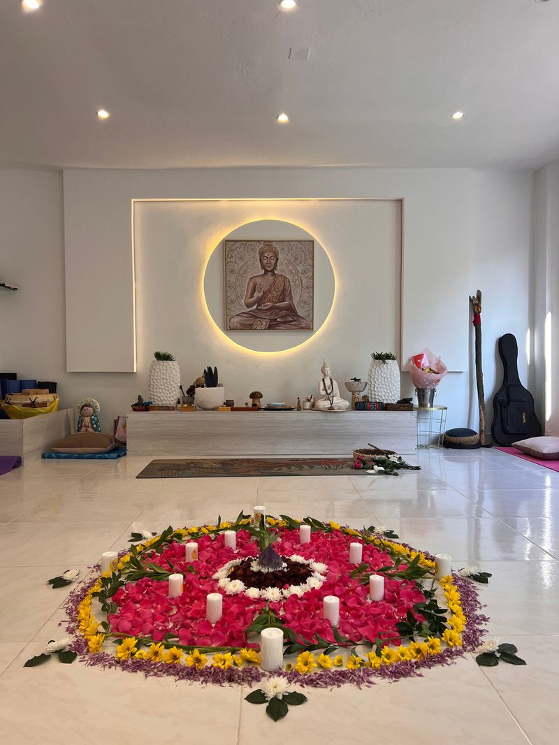 The ceremony room with its flower altar